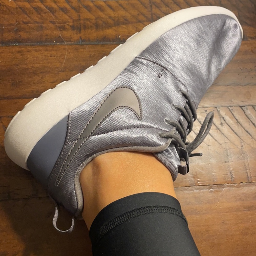 NWOT metallic Nike Roshe Runs